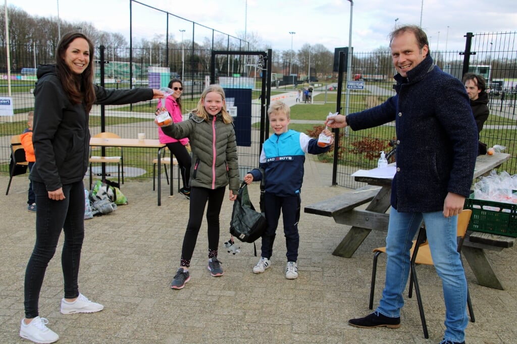 Elena Kock en Hans te Lindert delen de zakjes fruit uit aan de kinderen. Foto: Lydia ter Welle