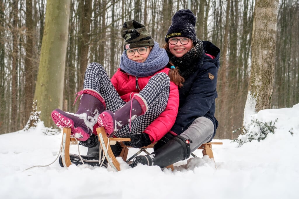 Deze twee jongedames genieten van de sneeuw. Foto: Luuk Stam