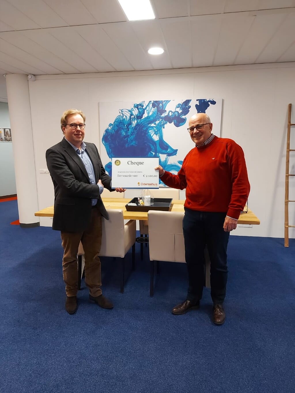 Voorzitter van Rotary Club Zutphen, Sjoerd van der Vegt reikt de cheque uit aan voorzitter Hans Derksen van het Odensehuis. Foto: PR