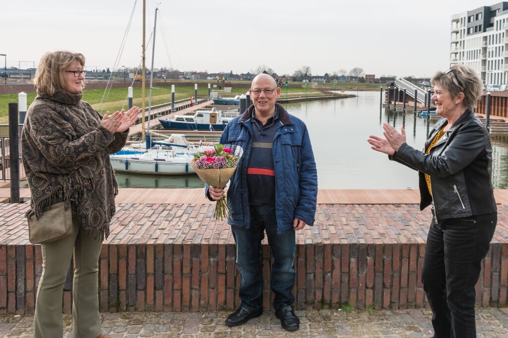 Erica van Hoorn, voorzitter van het Wijkteam Noorderhaven; Kees Tazelaar; Jenny Vermeulen, lid van het Wijkteam Noorderhaven. Foto: Henk Derksen