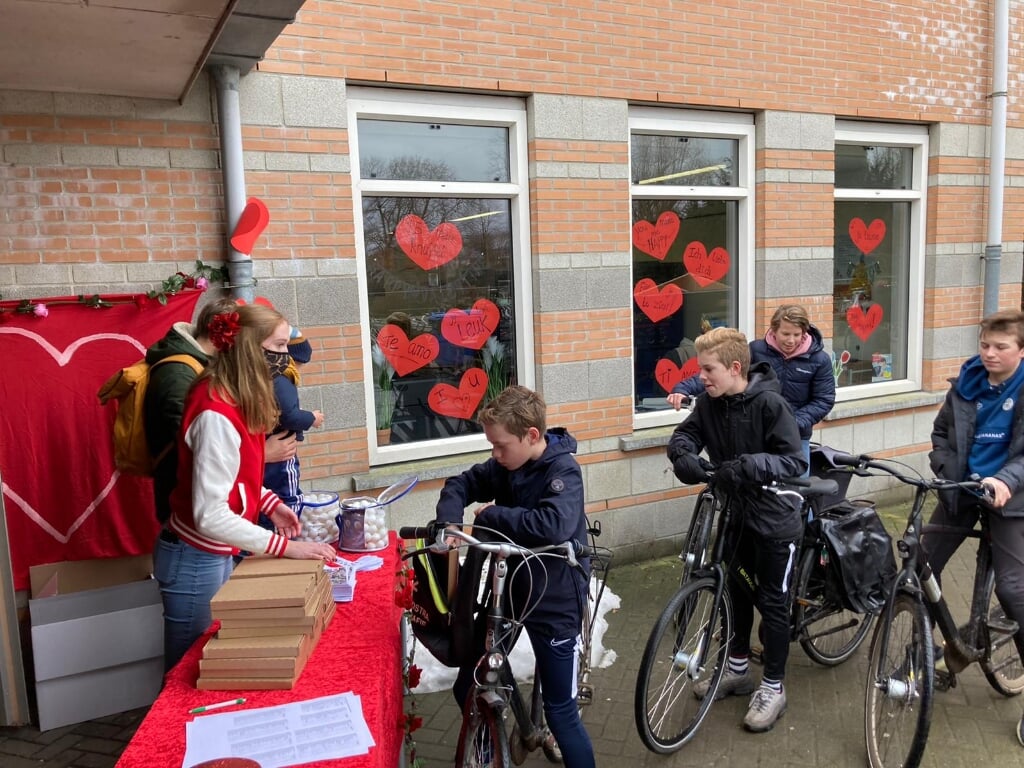 Bij de Valentijns-Drive-Through van het Eligant konden de leerlingen een verrassing voor het hele gezin ophalen. Foto: PR