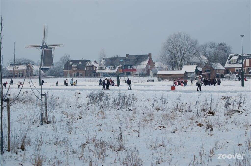 Met de Hackfortse molen op de achtergrond levert de Vordense ijsbaan een perfect 'Hollands' plaatje op. Foto: IJsvereniging Vorden 