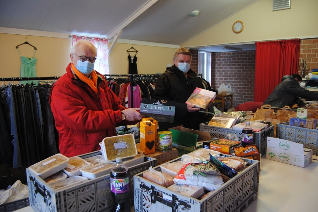 Christiaan Makkinga en Dick de Waard met producten, die ze vrijdag naar de Voedselbank brachten. Foto: Contact
