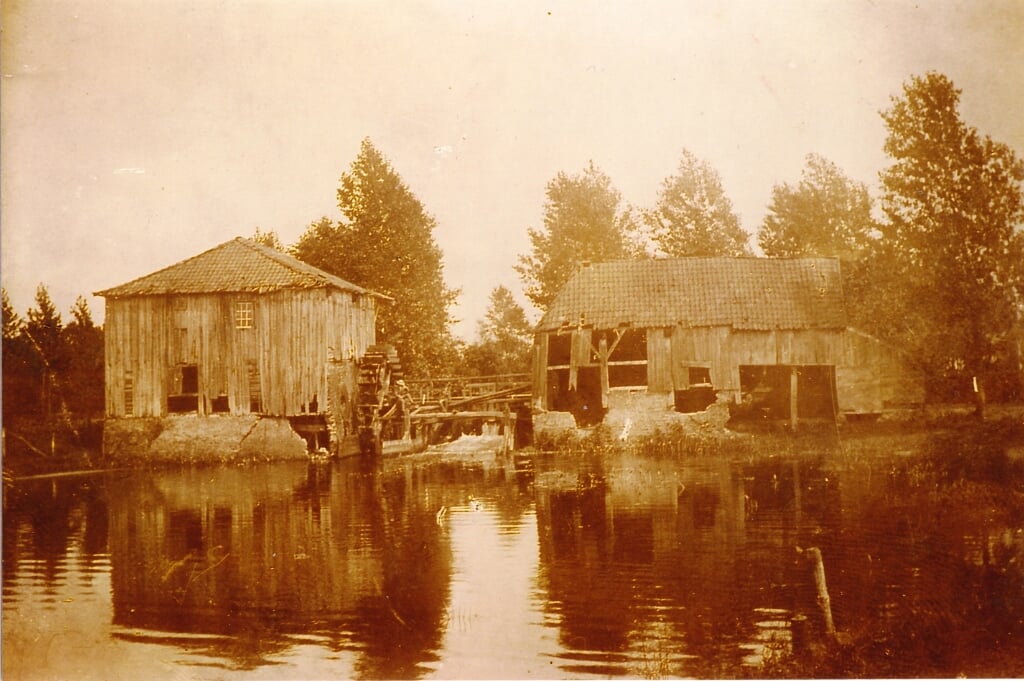 De - al deels vervallen - watermolen, gefotografeerd net voor de afbraak in 1895. Foto: collectie Leo van der Linde
