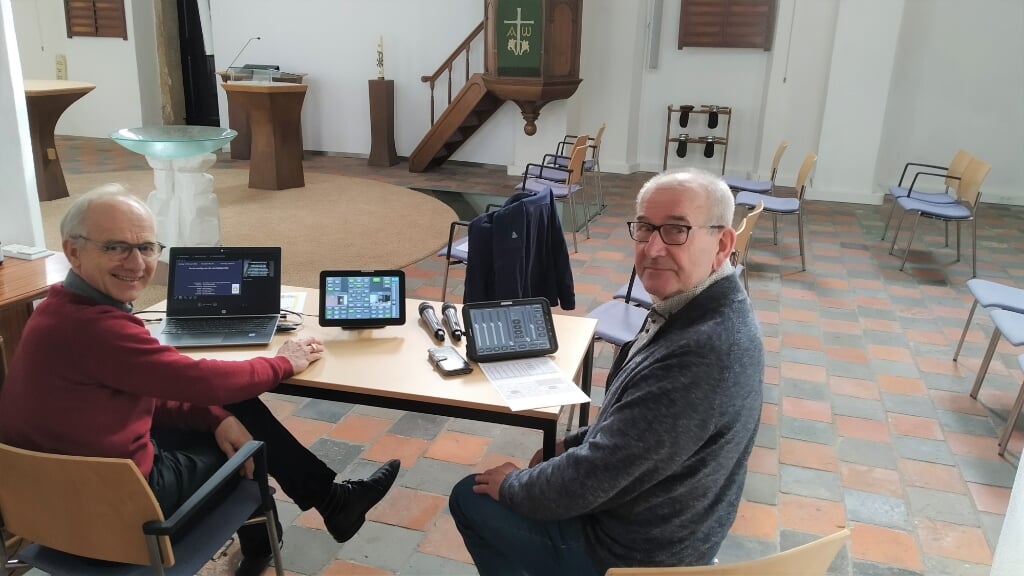 Hans van Rheenen en Bert Hakkert (r) zien uit naar collega’s die meehelpen met het uitzenden van de online kerkdiensten. Foto: PR