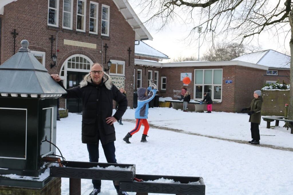 Taco Houkema bij de dorpspomp voor de Julianschool in Almen is blij dat de scholen weer open zijn. Foto: Arjen Dieperink