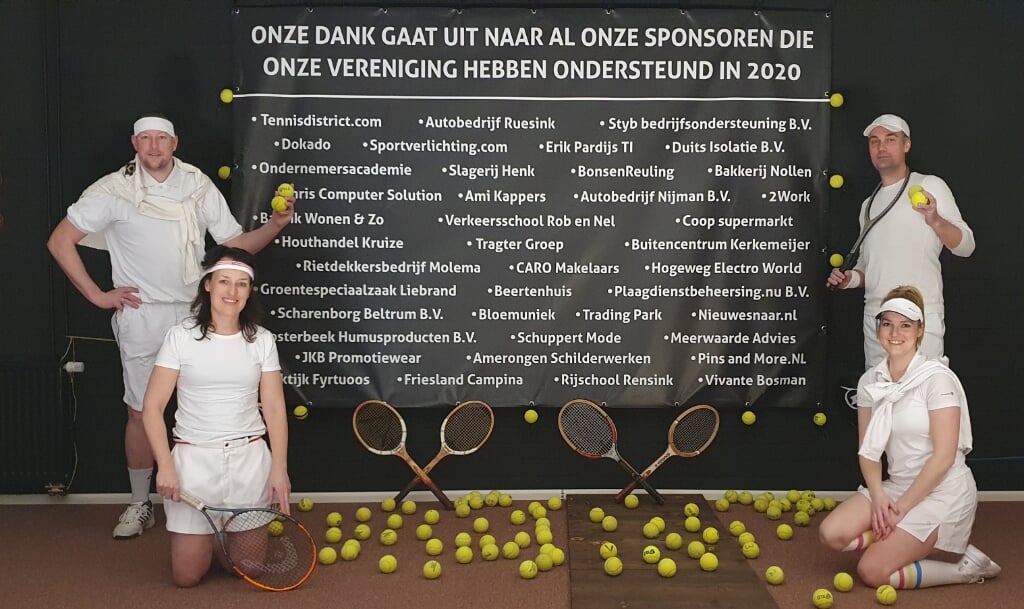 Carlo Oosterbeek, Leon Nieuwenhuis, Myrel Raaben en Johanne Hetzel organiseren de online Tennisbingo.  
Foto: L. Nieuwenhuis
