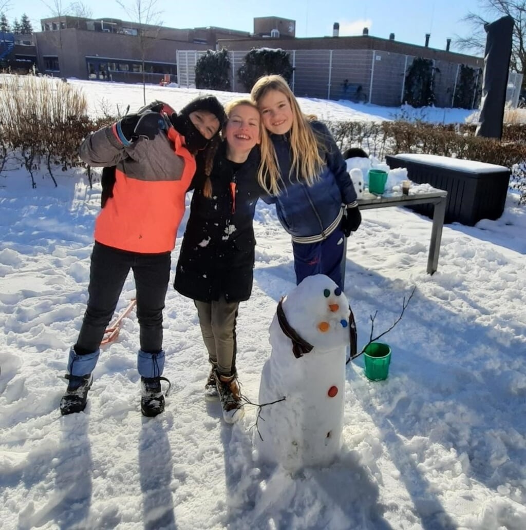 Kinderen van de Stegemanschool maakten sneeuwpoppen in de tuin bij de Pronsweide. Foto: PR Stegeman