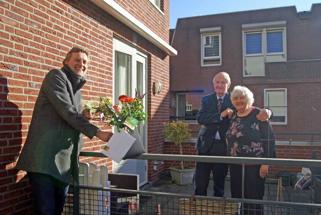 Burgemeester Anton Stapelkamp brengt het diamanten paar Hoftijzer-Te Brake een boeket bloemen. Foto: Eva Schipper