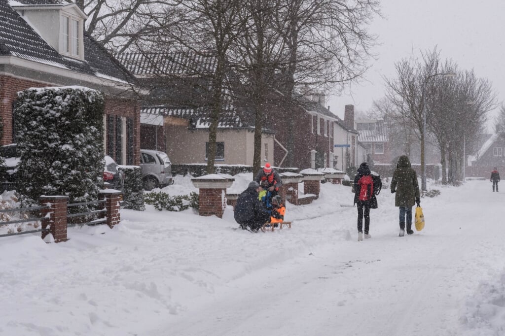 Sneeuwpret in de Bentinckstraat in Lichtenvoorde. Foto: Janette van Egten