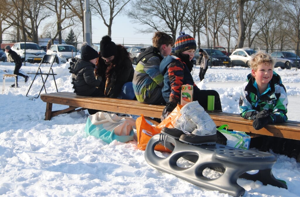 Op de bankjes langs de baan kunnen bezoekers de schaatsen aan- en uittrekken óf even uitrusten. Foto: Contact