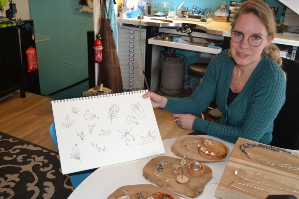 Sonja Arentsen met schetsen en sieraden die zij heeft gemaakt. Foto: Karin Stronks
