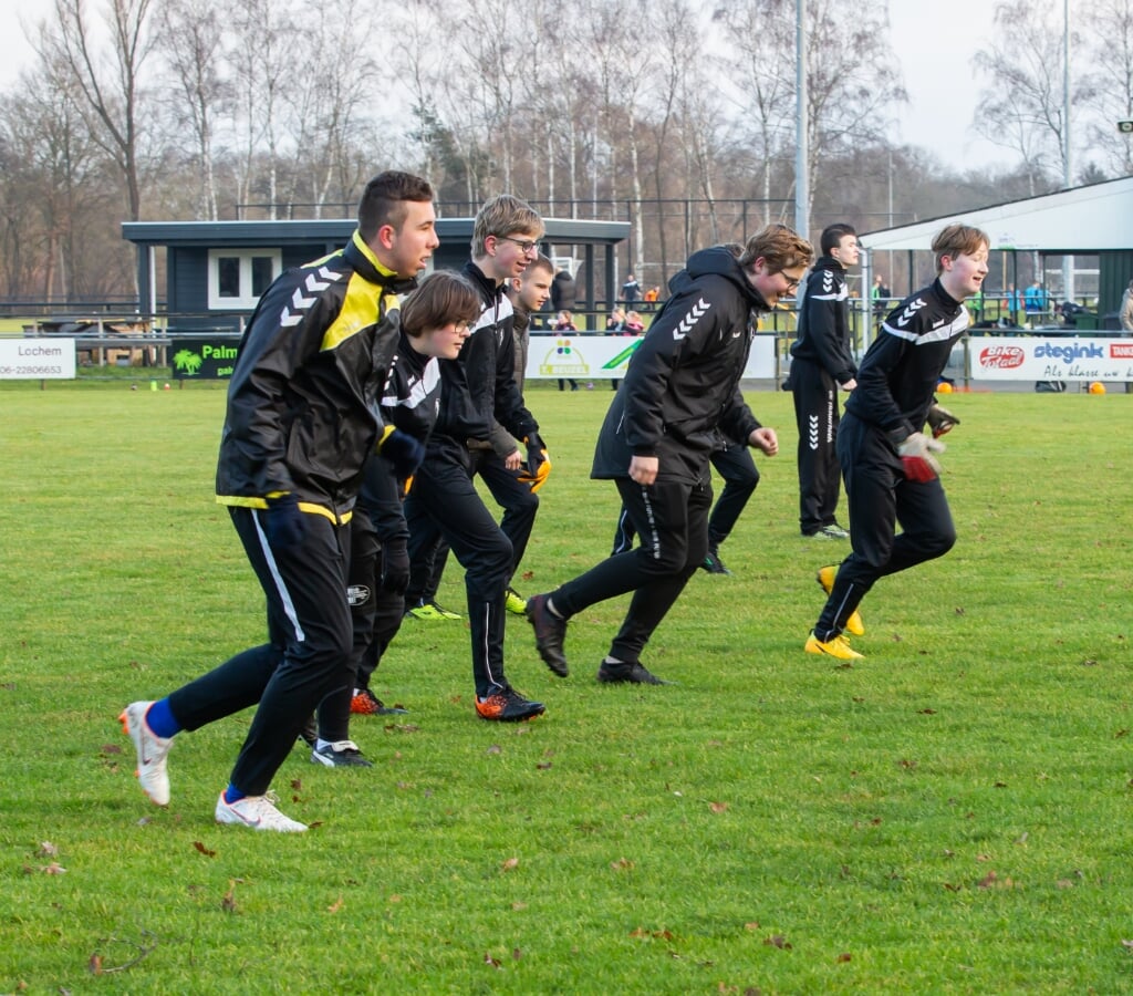 Nu traint een groep van tien spelers elke zaterdagochtend met veel enthousiasme op de Witkampers velden. Foto: Anke Kolkman