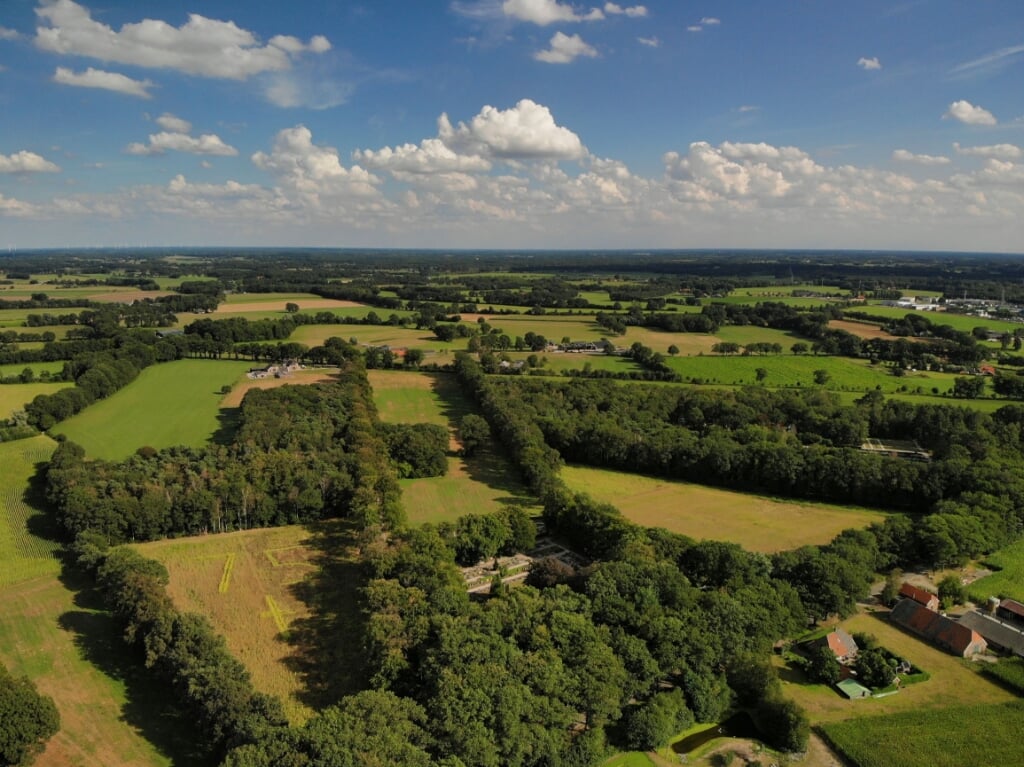Een luchtfoto van de beoogde locatie voor het Vrijheidsbos, met op het terrein links vooraan in zonnebloemen het getal 75 en een kruis.. Foto: PR