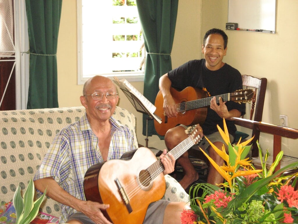 Gitaristen André Ong-Alok en zijn zoon Frank in Suriname in 2006. Foto: PR