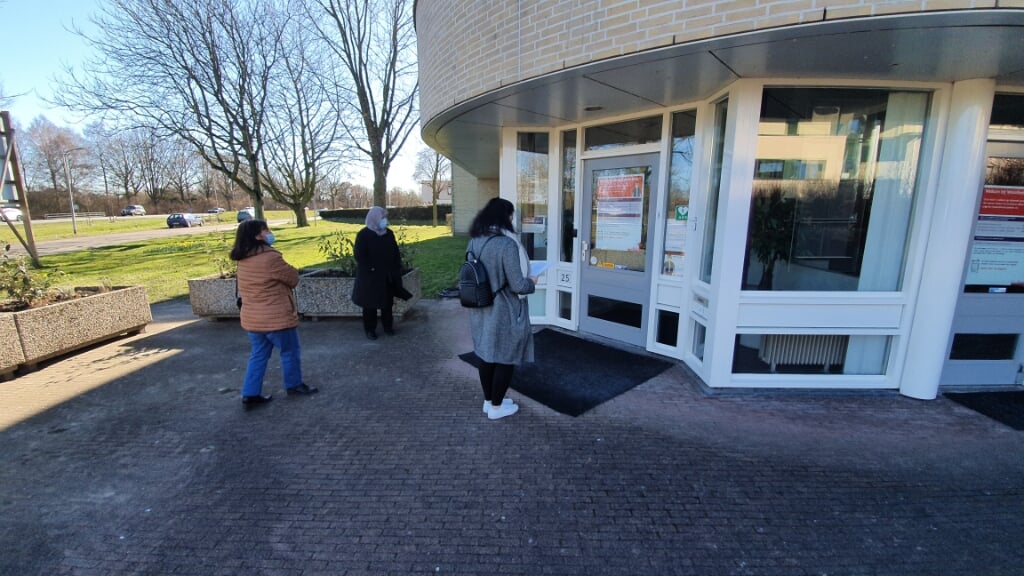 Drie vertegenwoordigers van de Van Limburg Stirumstraat, de Johan van Oldebarneveldtstraat en de Docter Kuyperstraat staan voor de deur bij Woonbedrijf Ieder1. Foto: PR