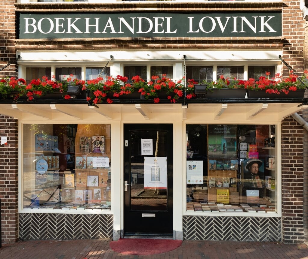 De kenmerkende gevel van Boekhandel Lovink aan de Markt in Lochem.