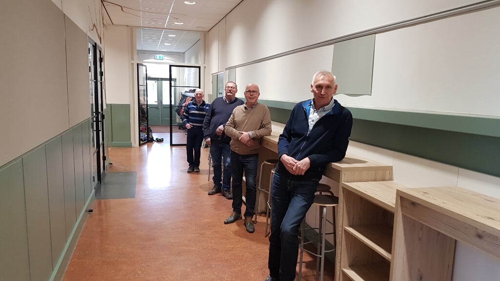 Van voor naar achter: Henk Breukers, Johan Wilterdink, Wim Vervelde en Jan Kruisselbrink zijn trots op hun werk. Foto: Han van de Laar
