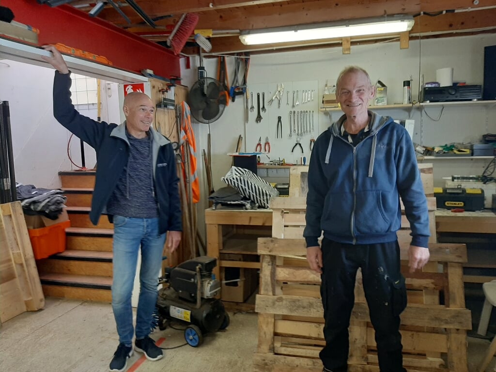 Rien Nijstad (r) en Clemens Menting in de werkplaats van Buurtservice. Foto: Meike Wesselink 