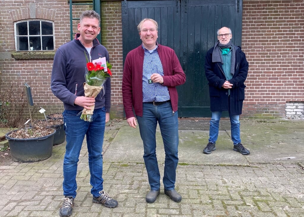 Herman van Rooijen (r.) reikt een groen lintje uit aan de initiatiefnemers van Theetuin Vierakker, Rikjan Omvlee (l.) en Bart Hiddinga. Foto: PR