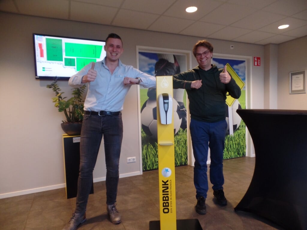 Kasper van Bindsbergen bood VV Ruurlo een dispenser voor desinfecterende handgel in de clubkleuren aan Foto: Jan Hendriksen