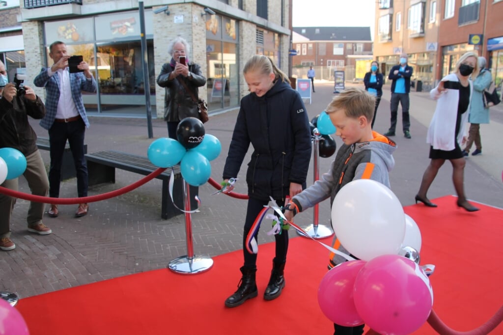 De kinderen van eigenaresse Chantal Oortgiese mogen de openingshandeling verrichten. Foto: Annekée Cuppers