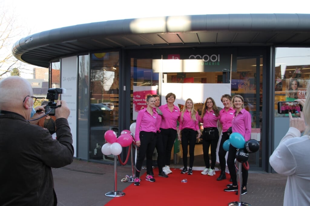 Het team van DA+Mooi Lichtenvoorde voor de net geopende winkel. Foto: Annekée Cuppers