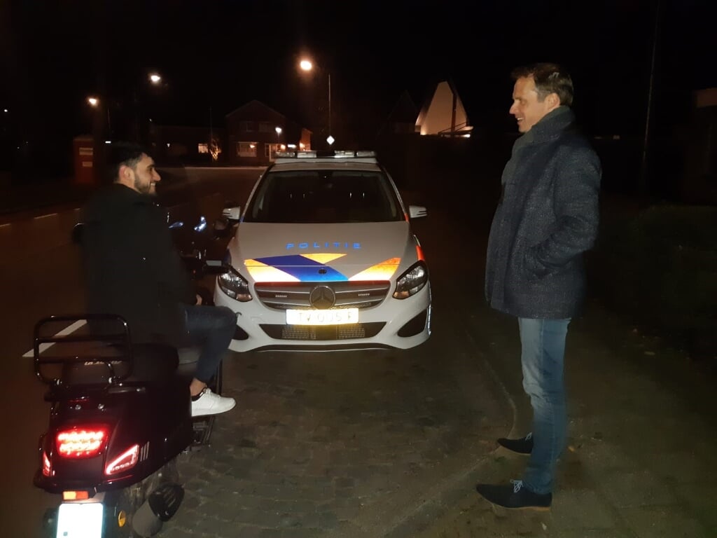 Wethouder Hans te Lindert ging met jeugdagent Maikel Boomkamp op pad en sprak tijdens dat 'werkbezoek' met de agent én met de jeugd. Foto: PR