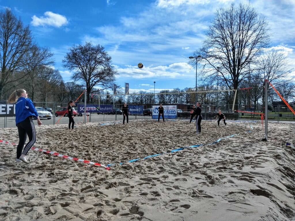 Het Sparta beachvolleybalveld op de parkeerplaats bij De Pol in Zelhem. Foto: Marleen Groot Severt
