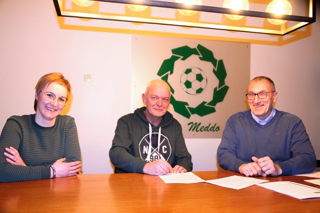 Bert Oonk tekent het contract, Foto: PR sc Meddo