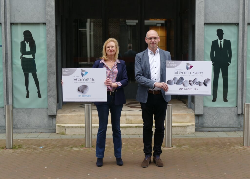 Jeannet Bomers en Roy Berentsen voor de ingang van het oude juwelierspand in hartje Groenlo. Foto: Kyra Broshuis