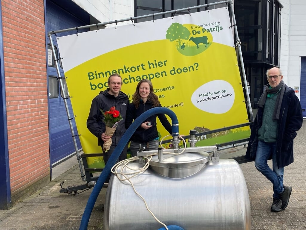 Ook Johannes en Joanne Regelink van De Patrijs waren blij met het groene lintje van Herman van Rooijen (r.). Foto: PR