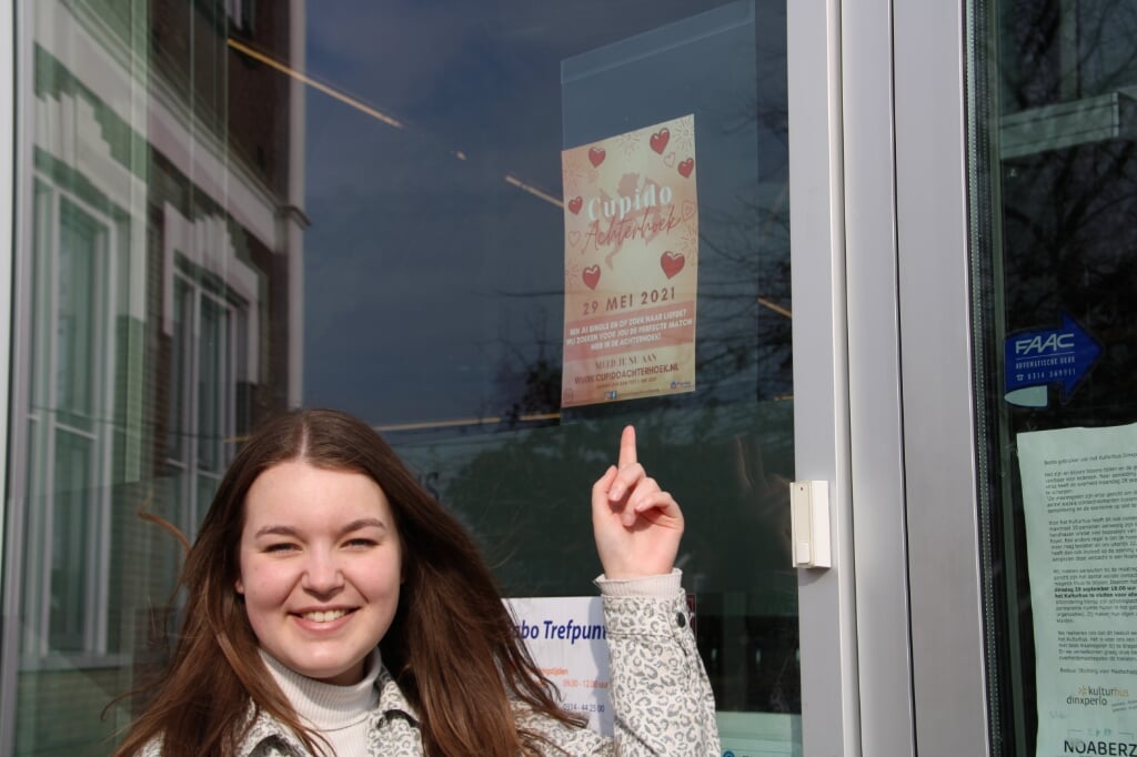 Kim Wijkamp bij de poster van Cupido Achterhoek in het Kulturhus. Foto: PR