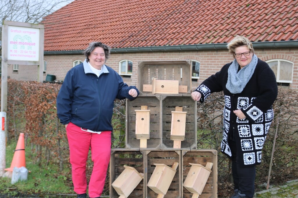 Monique Brokken en  Karina van Dijk  bij hun vogelhuisjes. Foto: Arjen Dieperink
