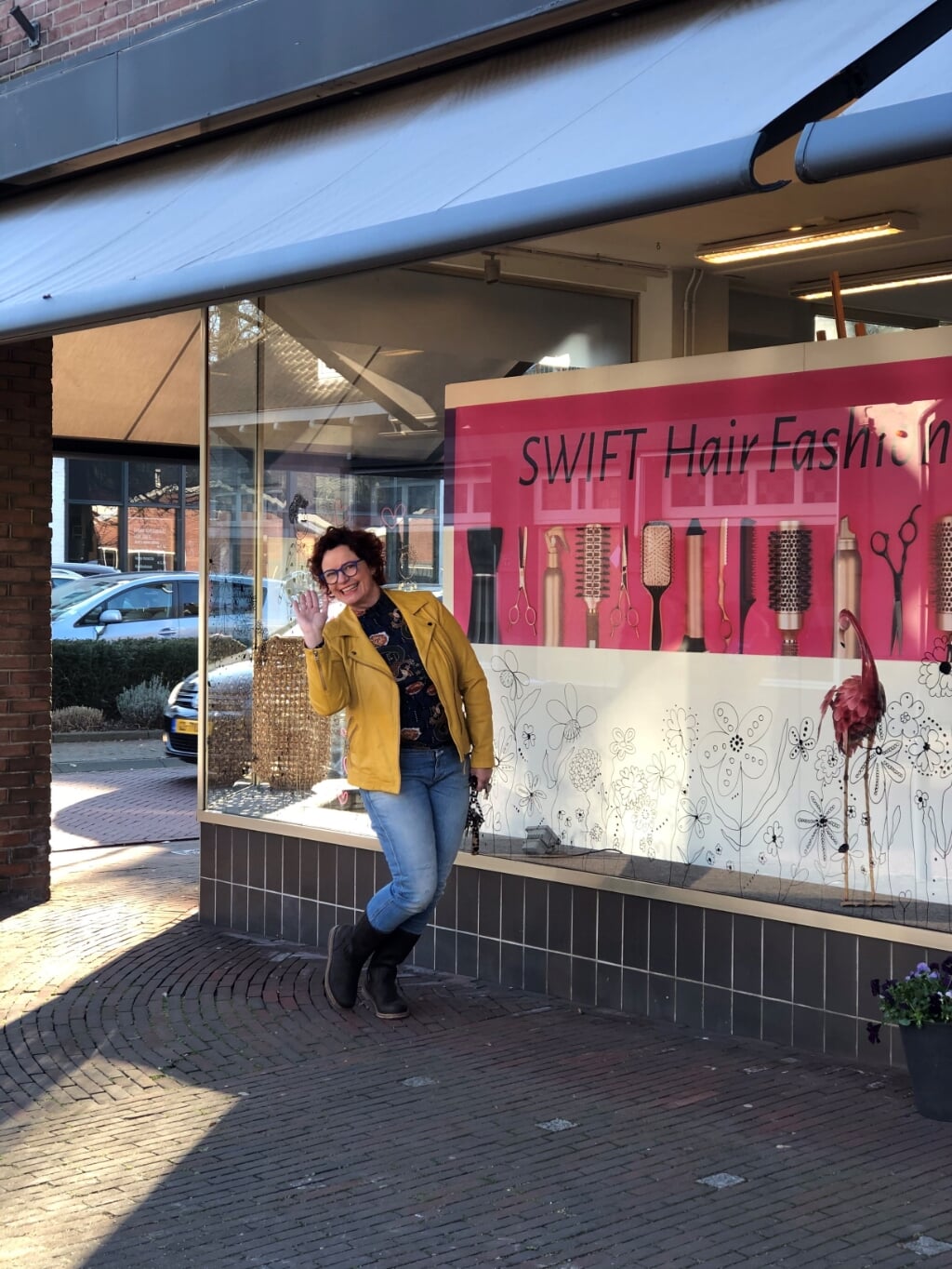 Anja Labohm van Swift Hairfashion is maar wat blij met de nieuws Pop-up salon naast haar vestiging in de Ruurlose Dorpsstraat. Foto: PR. 
