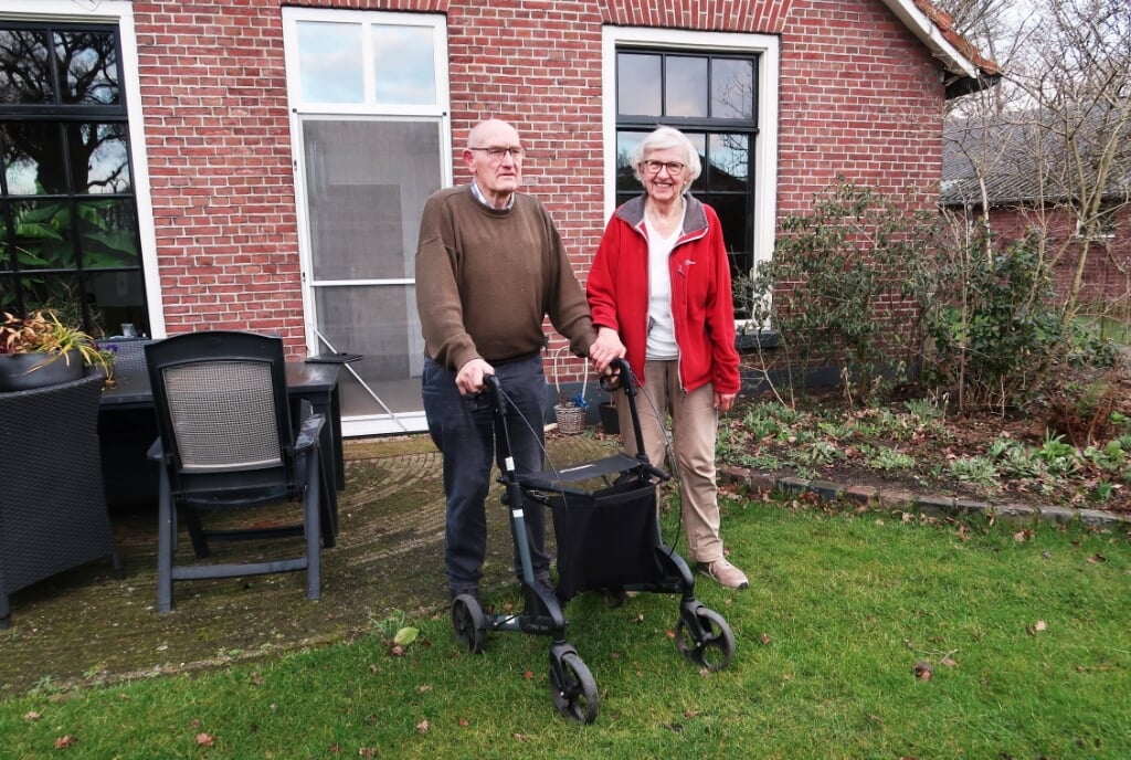 Bennie en Marietje Meekes-Gelinck in de achtertuin van hun woning aan de Boerijendijk. Foto: Theo Huijskes