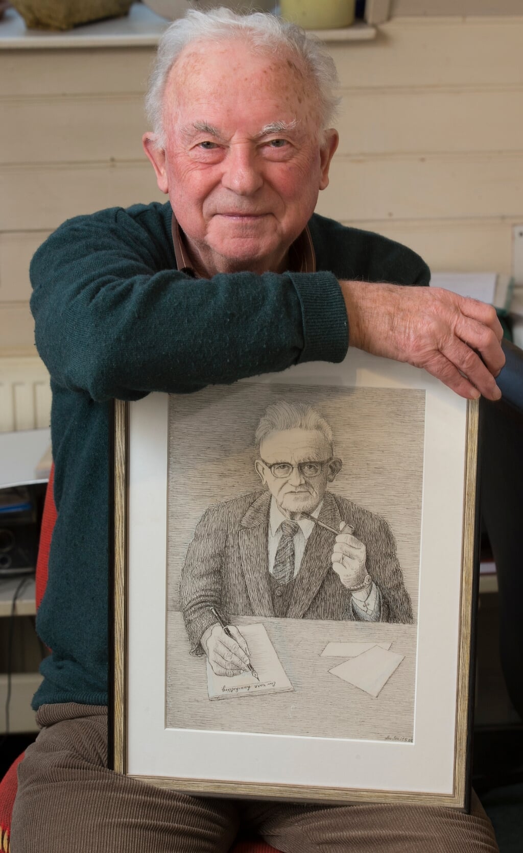 Theo Roes met een tekening van zijn vader. Foto: Theo Kock