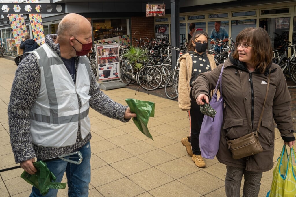 Vrijwilligers stonden bij Albert Hein aan de Brink om aandacht te vragen voor een schone buurt. Foto: Stefan van Dooremolen 