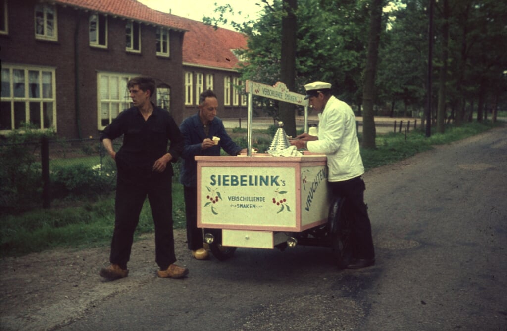 Willem Wolsink uit Halle, Jan  Radstake en opa Pipi Berendsen (vlnr); de ijscoman schept ijs voor de Halle-Heideschool. Foto van dia: familie Wisselink