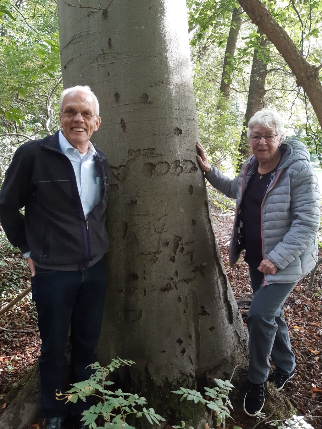 De heer en mevrouw Schuerink die in 1962 hun initialen schreven in een boom op het Knopenlaantje. Foto: PR