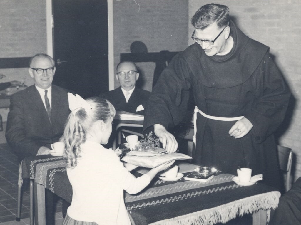 Anja Berentsen overhandigd in 1962 de sleutel aan pastoor Celie. Foto: archief Pastoor van Arsschool