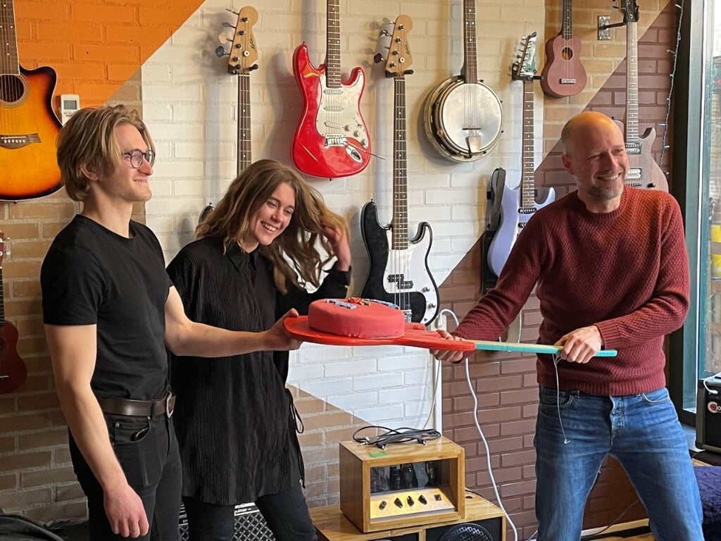 PvdA-fractievoorzitter Jasper Bloem reikt rode taart uit aan oprichters van WALHELLEp Vincent Draaijer (links) en Nora van Weers (midden). Foto: PR
