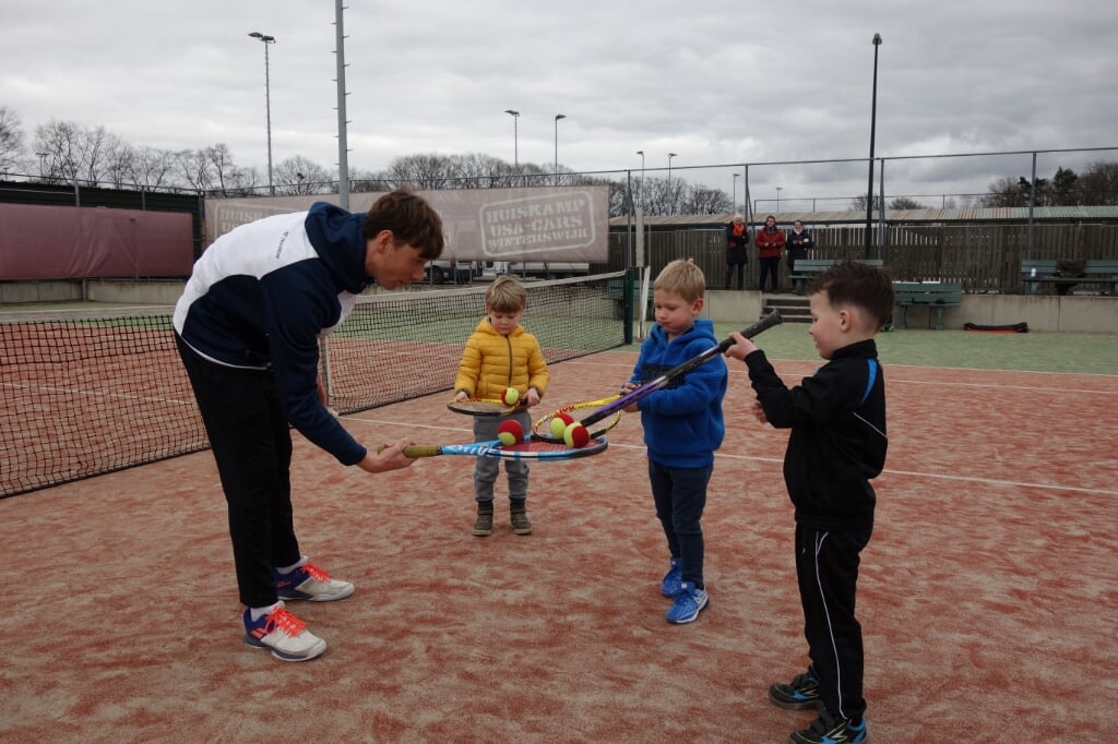 Kinderen krijgen balvaardigheidstraining bij de tennisclub. Foto: Clemens Bielen