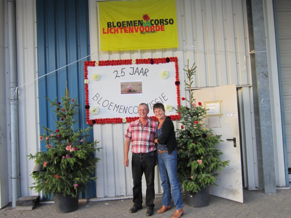 Henk en zijn echtgenote Lucie voor het bord dat destijds door zijn team van de Bloemencommissie werd geplaatst om hem te eren voor zijn 25-jarig voorzitterschap. Foto: PR Bloemencorso