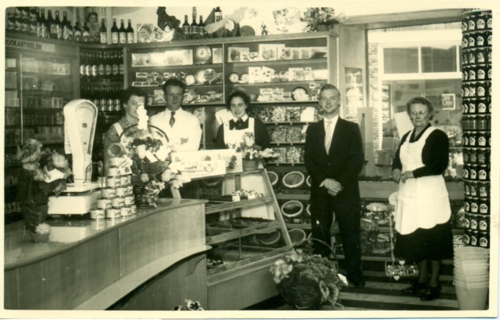 Opening van de kruidenierswinkel van Kruip in 1956. Eigen foto