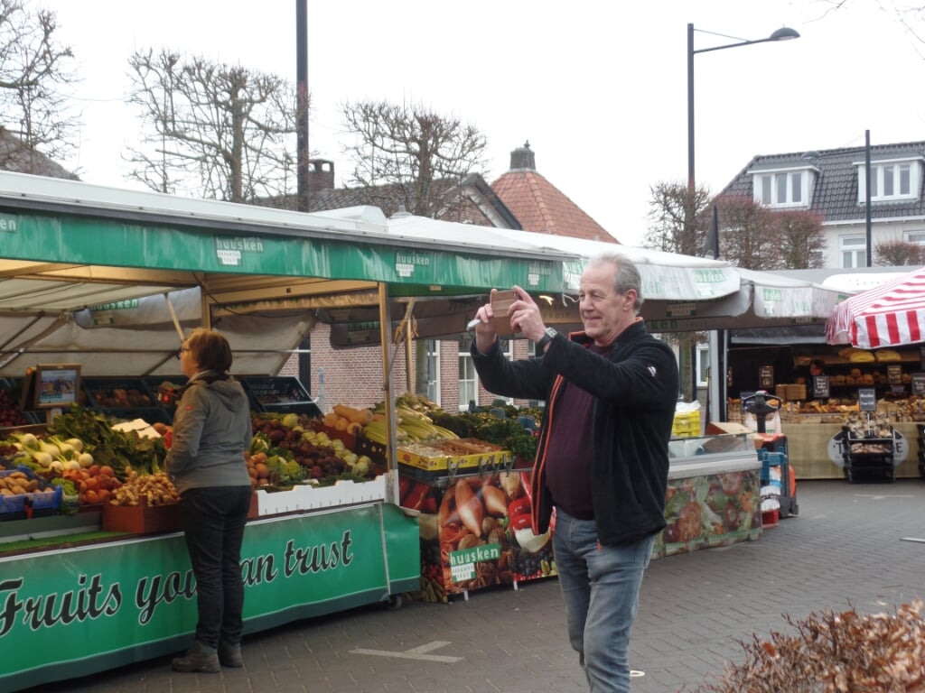 Wim van Belzen maakt op vrijdagmorgen regelmatig filmimpressies voor de Facebookpagina ‘Vordense Weekmarkt op vrijdag’. Foto: Jan Hendriksen