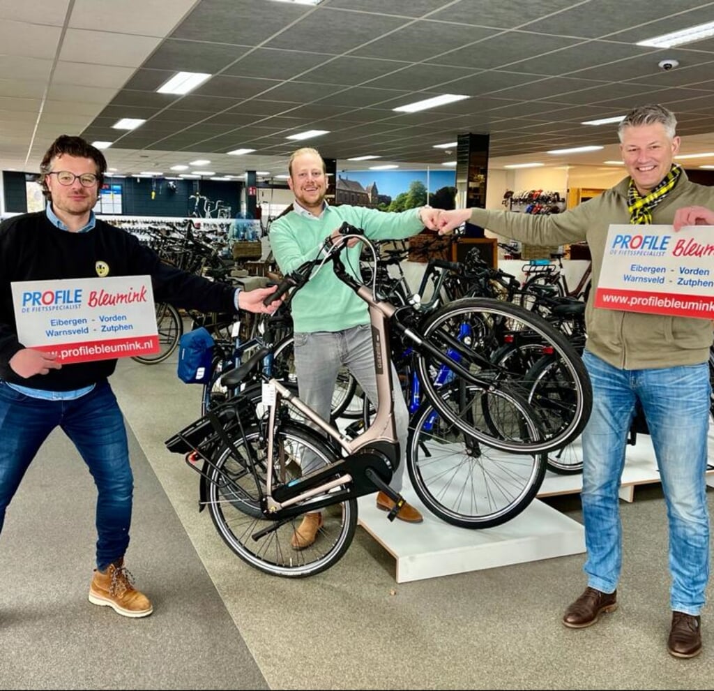 Thijs Bleumink met de door hem beschikbaar gestelde elektrische fiets tussen bestuursleden Joris Jansen van den Berg (l) en Marc van der Linden van VV Vorden. Foto: PR