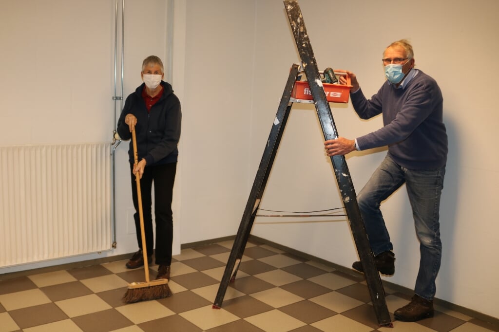 Anja Slagt (l) en Bert Boers leggen de laatste hand aan de voormalige rokersruimte. Foto: Arjen Dieperink