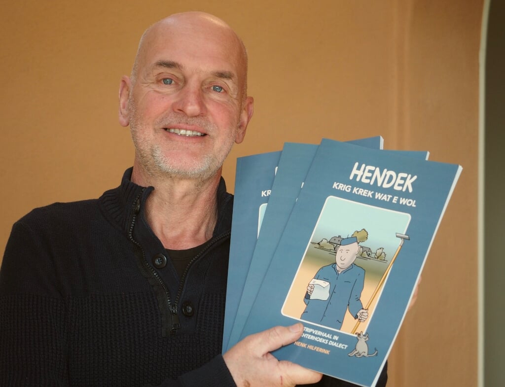 Striptekenaar Henk Hilferink met zijn eerste boek. Foto: Coby Goederond