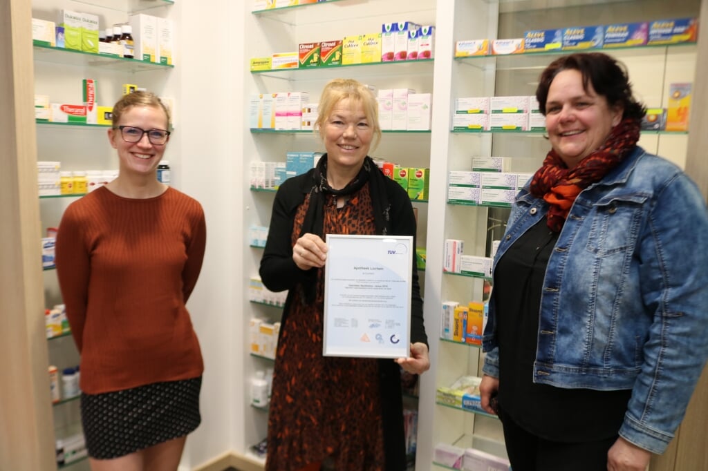 De apothekers Saskia Driessen (l), Karin ten Kate (m) en Miranda Koopal  (r) tonen met trots het behaalde kwaliteitscertificaat. Foto: Arjen Dieperink
